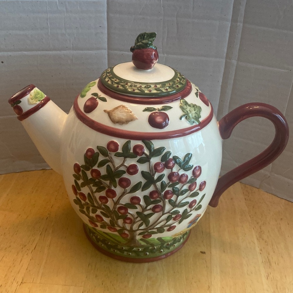 Bella Casa by Ganz ceramic apple tree teapot. About 7 in tall. NWT
